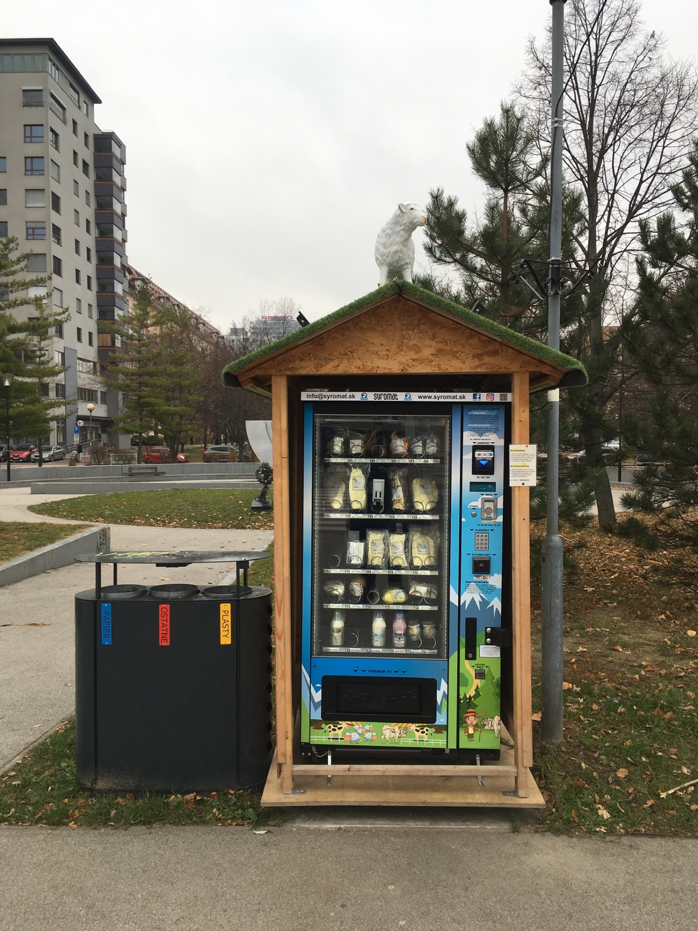 Mliečny automat Syromat v drevenom stánku v parku za dňa