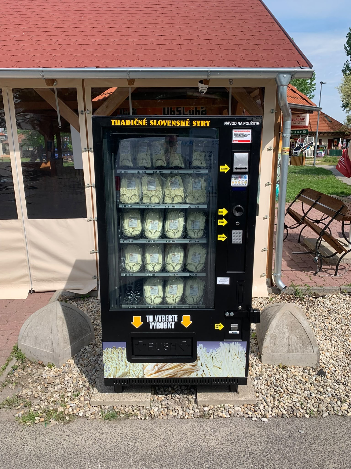 Čierny automat s tradičnými slovenskými syrmi vonku