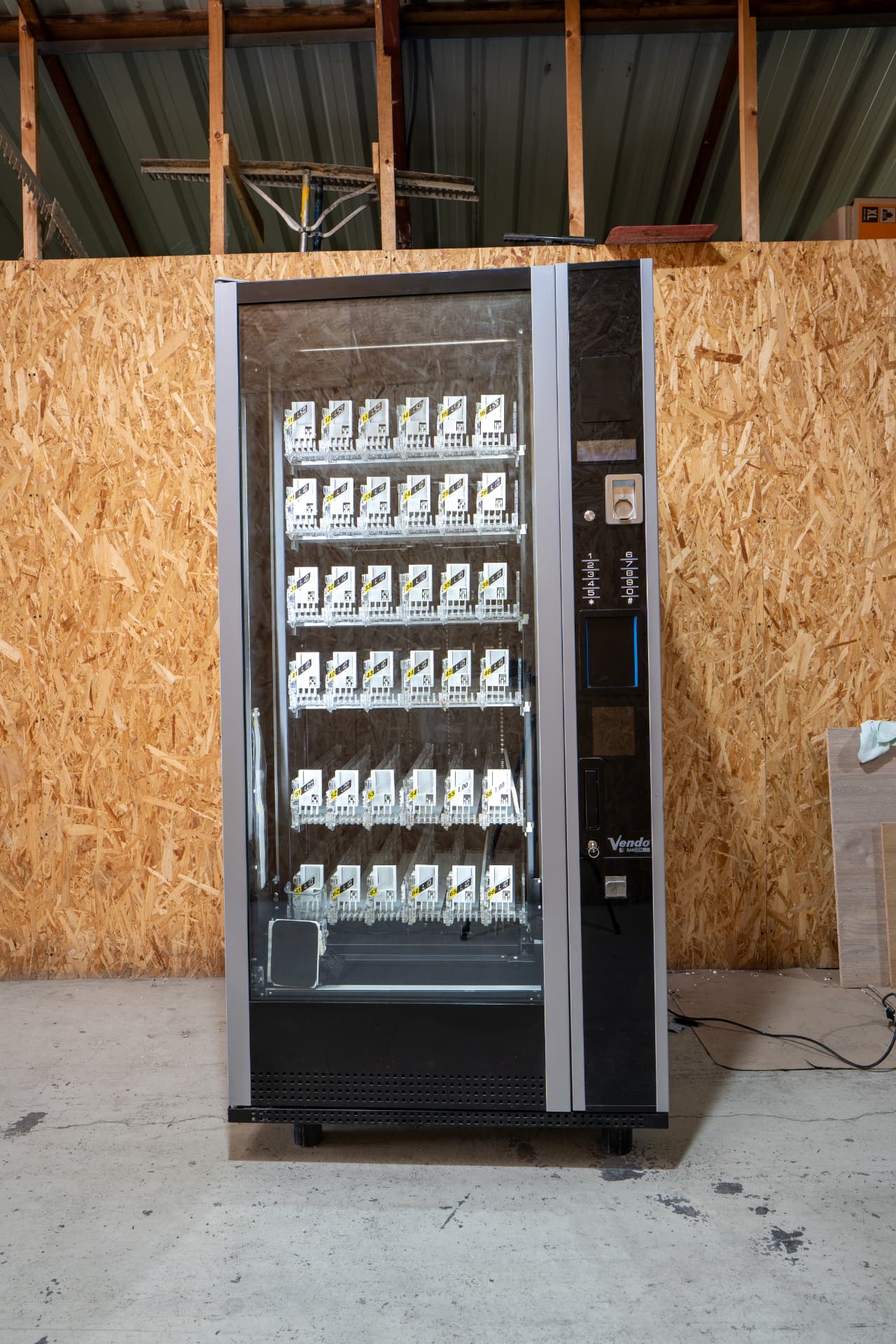 Repasovaný nápojový automat Vendo Sanden G-Drink 6 s výťahom