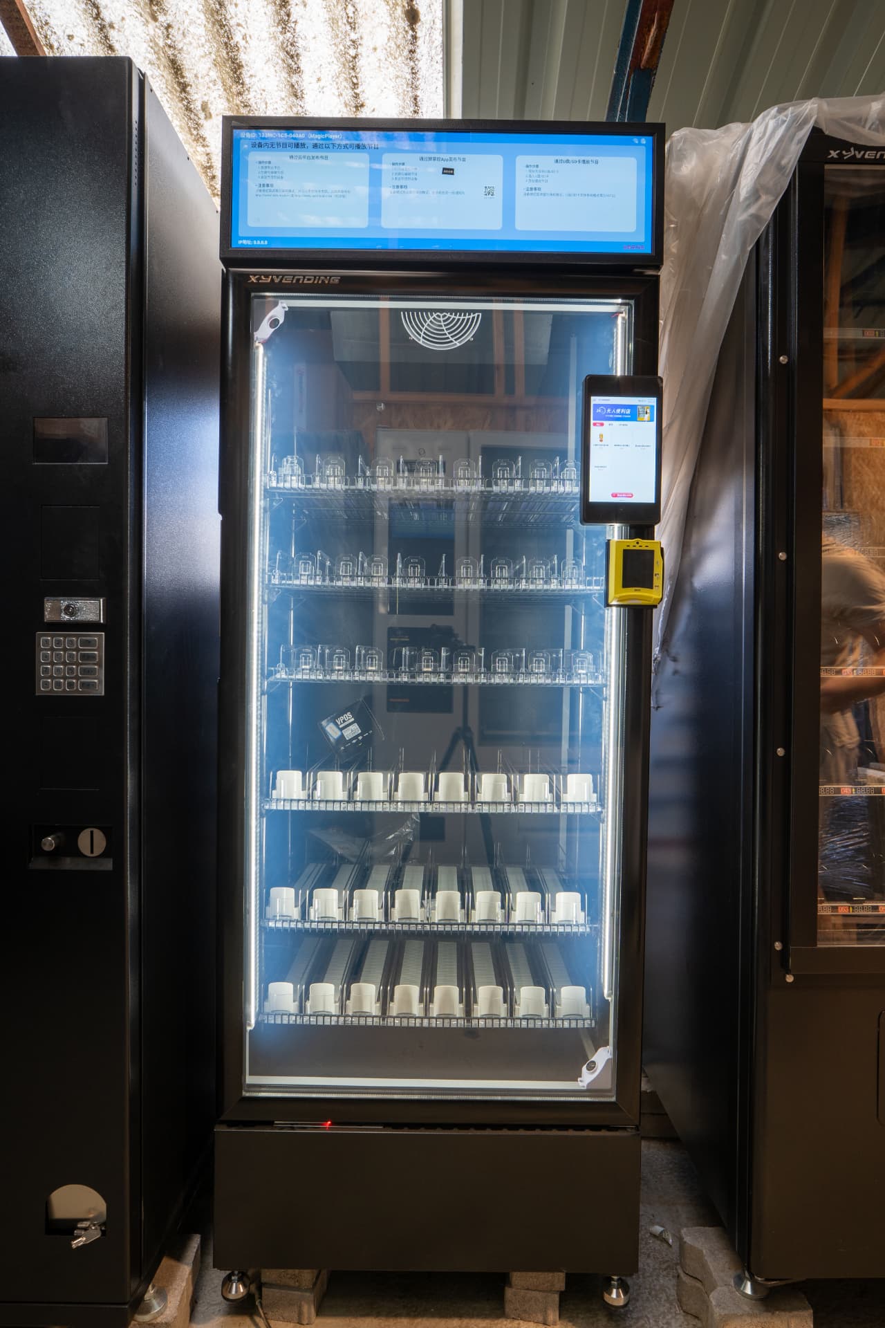 Nový chladený automat XYVENDING AI Fridge s dotykovým displejom