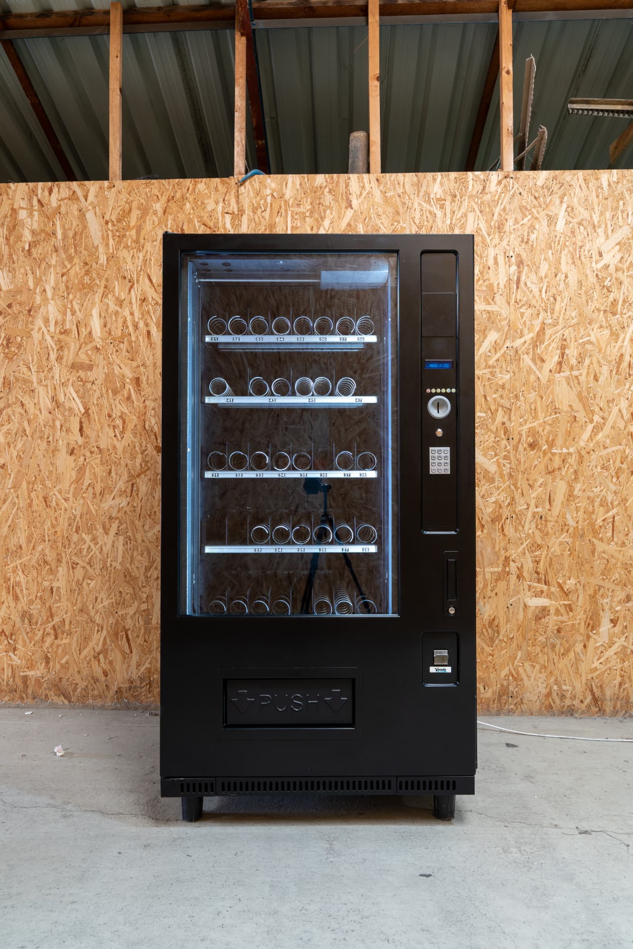 Repasovaný predajný automat Vendo Sanden HS8 pripravený na inštaláciu
