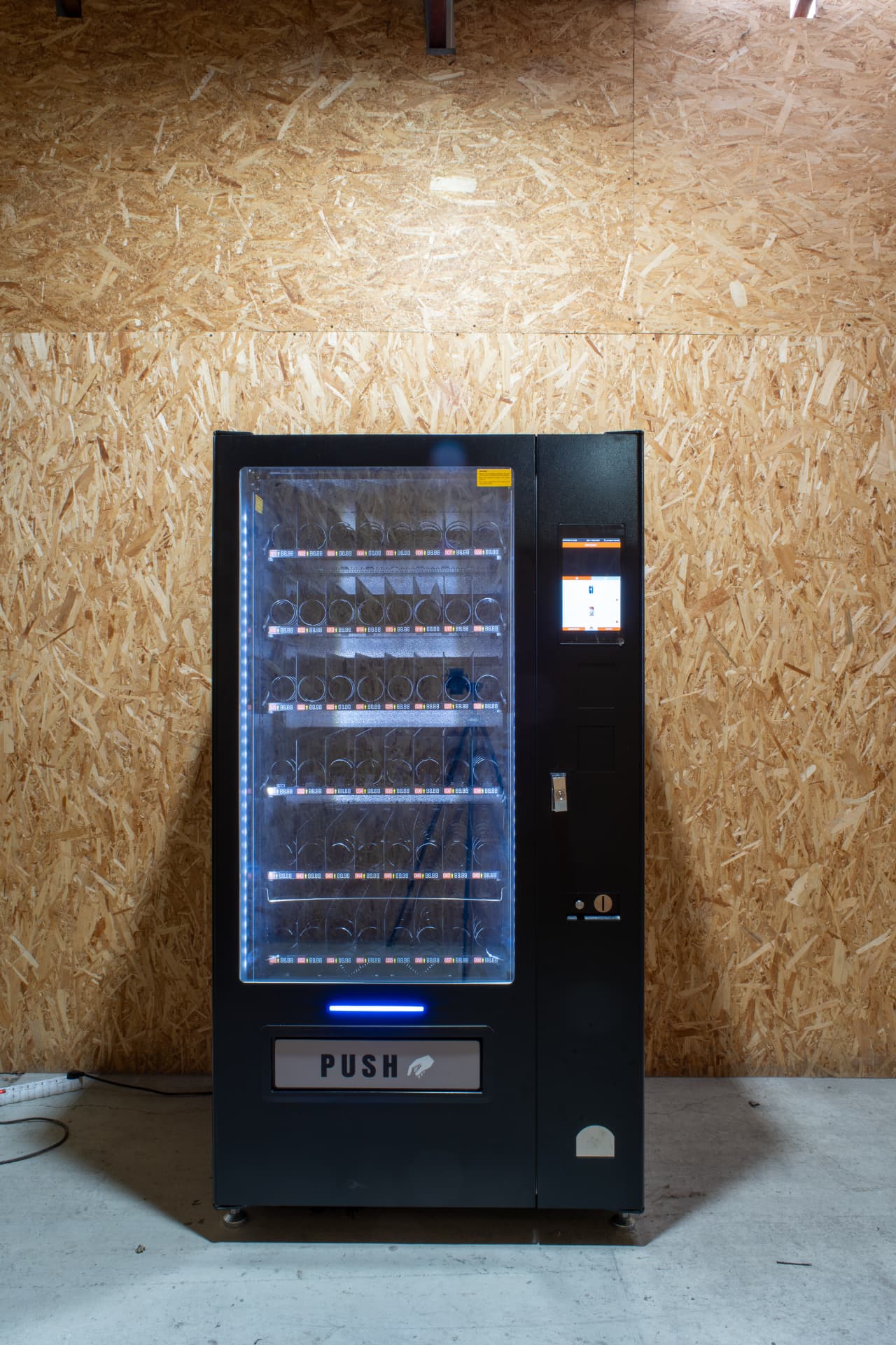 Nový automat ReVend 8 LCD spredu